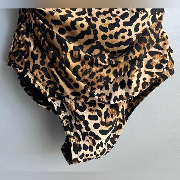 DKNY Women's Animal Print Ruffle Neck One-Piece Swimsuit Size Medium - Picture 4 of 9